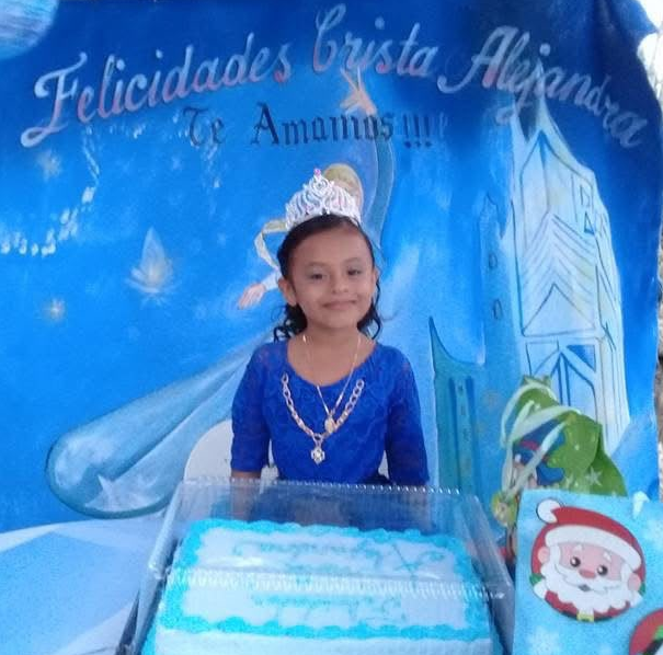 Crista Alejandra con su pastel